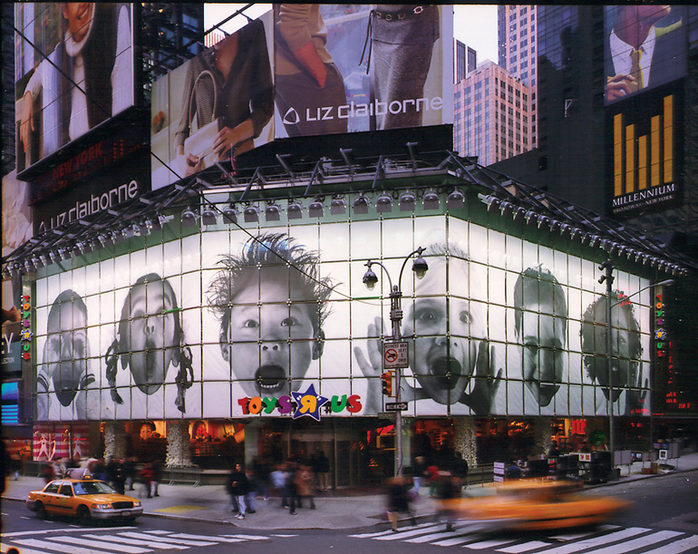 Toys r us times square sale closed